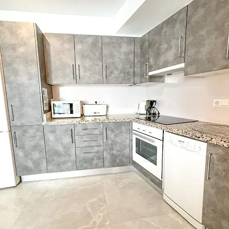 Renovated 2 Bedroom In Center, Carabeo Area