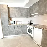 Renovated 2 Bedroom In Center, Carabeo Area
