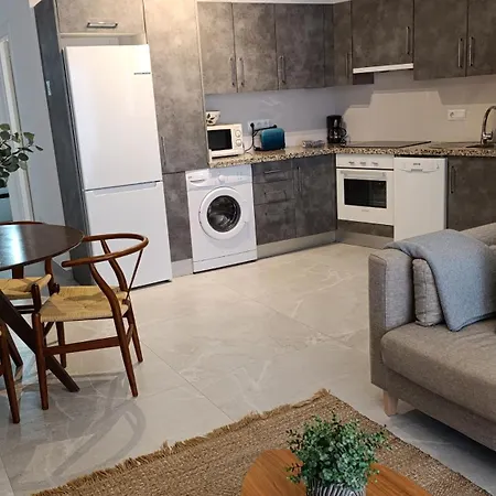 Apartmán Renovated 2 Bedroom In Center, Carabeo Area